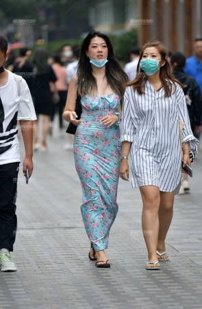 &碎花裹身裙美女