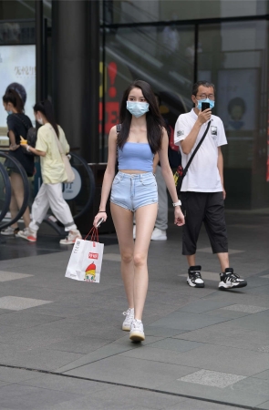 青春靓丽牛仔短裤