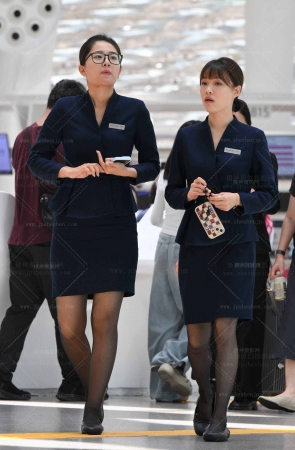 26426-2-48√机场俩黑丝职员 7P