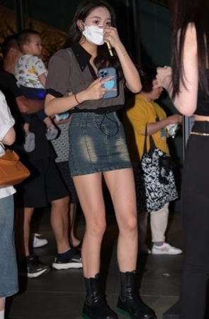 夜拍牛仔包臀裙美女(66P)