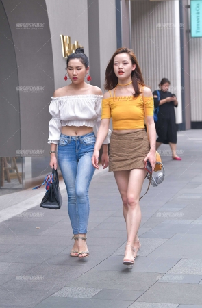 露肚脐的紧牛小姐姐