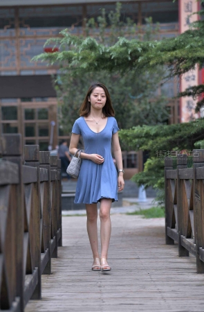 蓝色连衣裙女孩