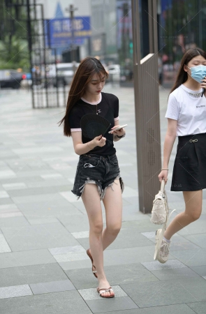 碎边热裤小美女