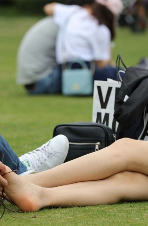 No695 男友神助攻，在我面前把高挑美女的凉鞋扒下再穿上 第1套