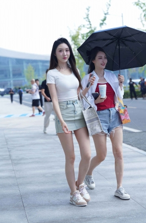 牛仔短裙大长腿气质靓女