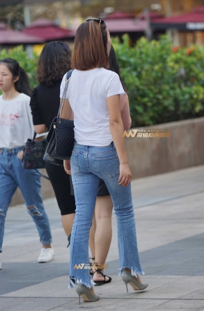 高挑身材随和南国美女