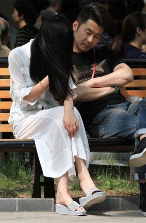 No1498 长椅上发现一位长发飘飘的清纯女孩