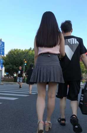 喝着星巴克的街拍短裙美腿小资女
