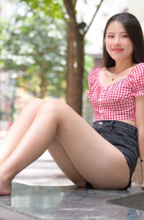 黑色热裤大长腿小姐姐