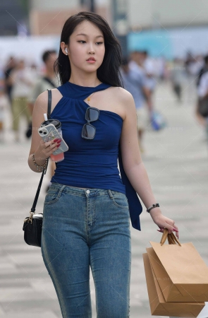 25320-6=61√步行街紧牛小姐姐 6P