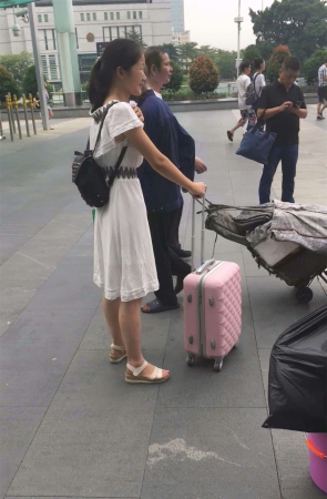 白色连衣裙妹子