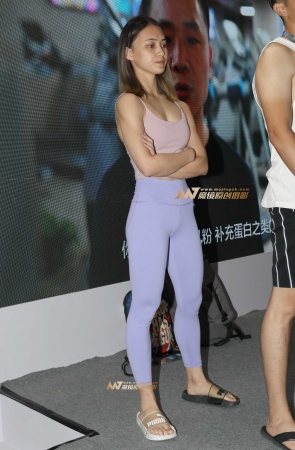 深蹲练习中的瑜伽美女