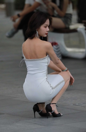 白色包臀裙美女