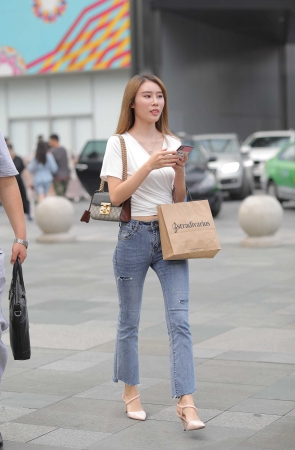 紧身牛仔裤