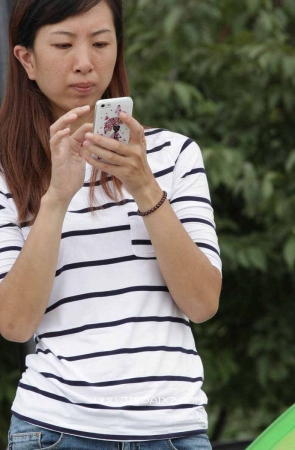 街拍牛仔裤少妇、印花短袜