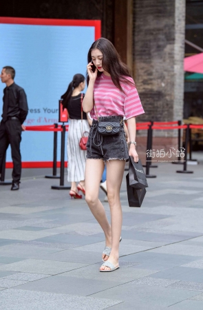 街拍苗条的条纹T恤小姐姐