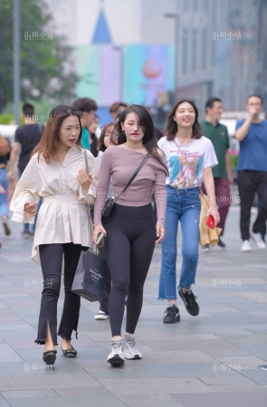 街拍黑色紧身弹力裤美女