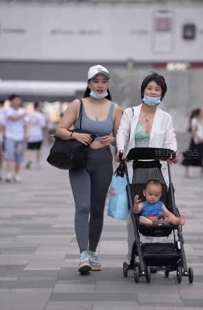 练习瑜伽的女子