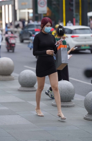 黑色紧身包臀裙