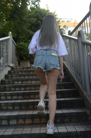 521牛仔热裤小妹（无水印精品）