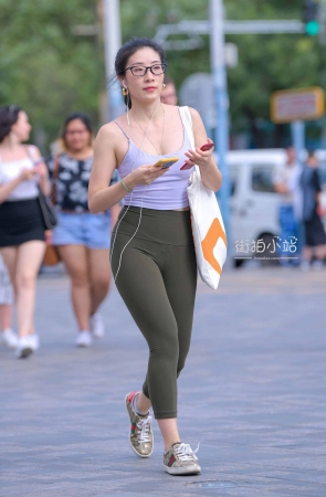 街拍紧身好身材美女