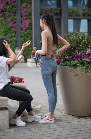 牛仔裤青春靓丽