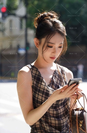 格子裙美女
