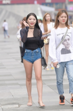 Hi~性感热裤小姐姐