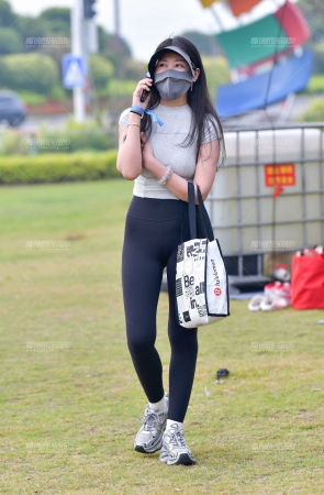 &黑色紧身裤高挑美女