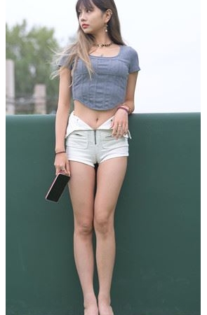 白色热裤长腿女孩【套图+视频】