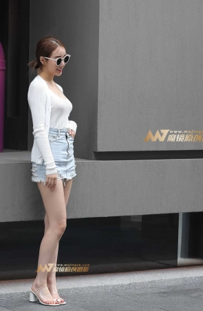 肤嫩长腿雪白美女