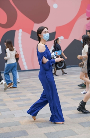 蓝色连体衣美女