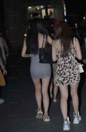 夜拍条纹短裙美眉跟闺蜜逛街