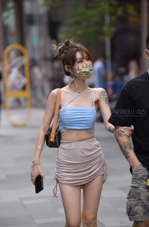 街拍纹身美女好身材