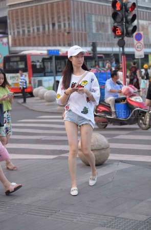 街拍超短热裤小清新小妹