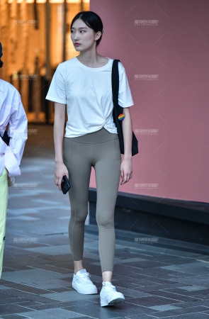 &高挑苗条紧身裤美女
