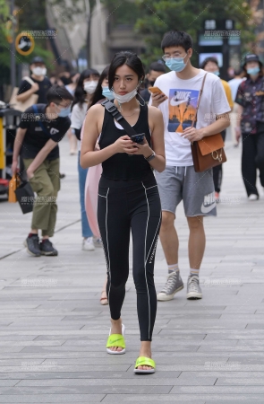 小背心黑色紧身裤美女