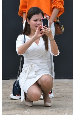 拍照的白裙美妇(18P)[190M/JPG]