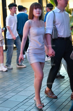 &米白连衣裙美女