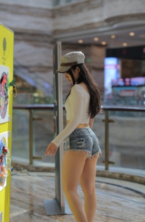 热裤美臀女孩