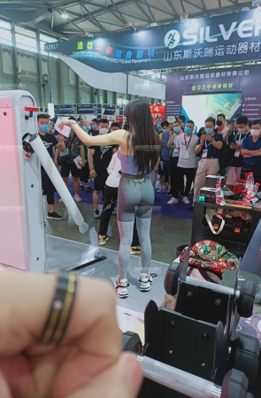 紧身裤大长腿美女