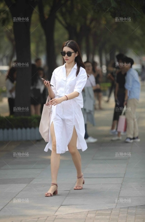 白衣美眉