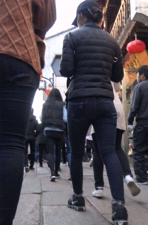 灰色紧身牛仔裤鸭舌帽气质街拍美女