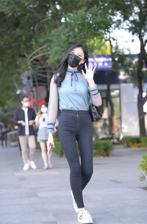 黑色紧身牛仔裤