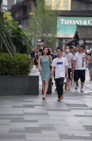 包屯裙细高跟美女