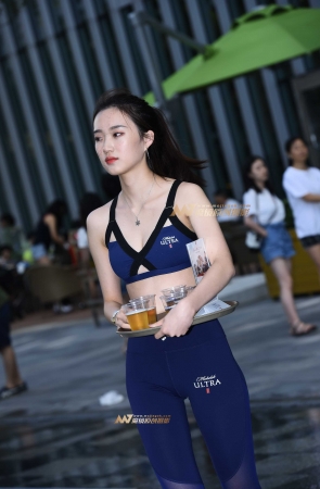 推销新品啤酒的妹妹