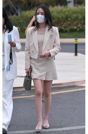 街拍漂亮的气质女孩【套图+视频】