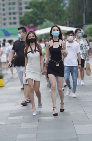 两位包臀裙小姐姐