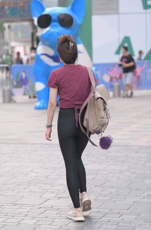 紧身美眉