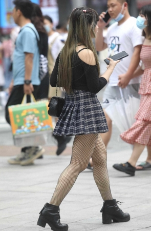 街拍短裙黑丝